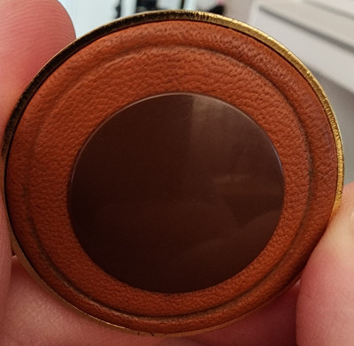 В левом верхнем углу видно, что подушка практически не касалась